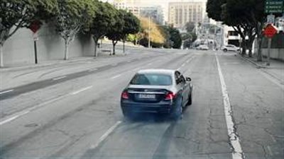 بالفيديو.. مرسيدس تستعرض مهارات سيارتها الرياضية