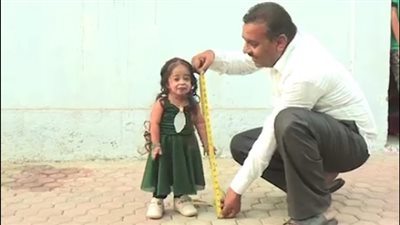 أقصر امرأة في العالم (فيديو)