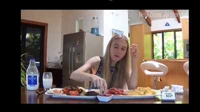 تحدي فتاة لتناول أكبر وجبة إفطار بريطانية (فيديو)