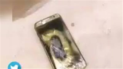 اشتعال هاتف محمول بسبب انفجار الشاحن (فيديو)