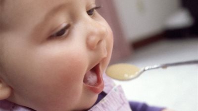 فيتامينات يحتاجها طفلك فى عامه الأول