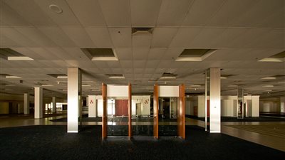 بالصور.. اللحظات الأخيرة لمركز تجاري مهجور قبل هدمه