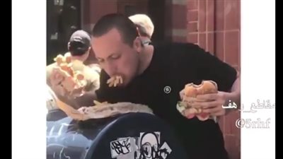 بالفيديو.. رد فعل صادم لرجل جائع لحظة رؤيته الطعام