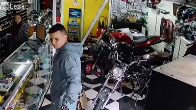 رد فعل زبون لحظة اعتداء لص مسلح عليه داخل متجر (فيديو)