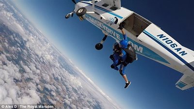 بالفيديو والصور.. عجوز تحتفل بعيد ميلادها بطريقة مجنونة