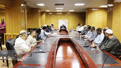 بالصور.. مدير أمن أسوان يناقش خطة السيطرة على الأسواق