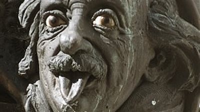 بالصور.. أغرب تماثيل الشخصيات الشهيرة في العالم