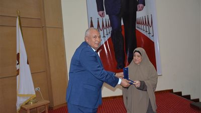 محافظ الوادي الجديد يكرم الأمهات المثاليات ورواد التعمير (صور)