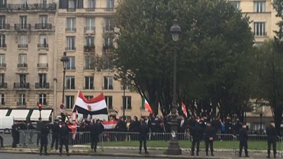 الجالية المصرية بفرنسا تستقبل السيسي باللافتات المنددة بالإرهاب