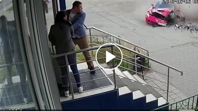 لحظة نجاة شاب من حادث سير مروع (فيديو)