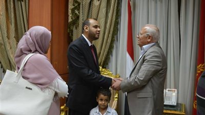 محافظ بورسعيد يكرم شابا كفيفا حصل على الماجستير (صور)