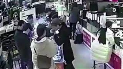 مشهد مروع لبطارية آي فون تنفجر في فم رجل (فيديو)