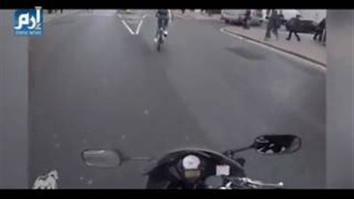 بالفيديو.. فتاة إنجليزية تعاقب متحرشا بكسر مرآة سيارته