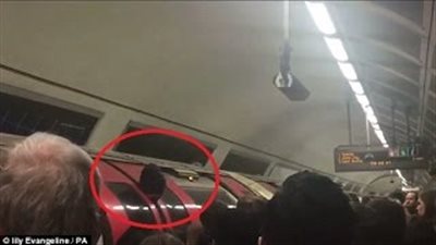 بالفيديو.. عامل يحشر رأسه خارج باب مترو بعد إغلاقه