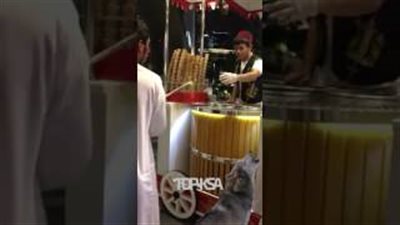 بالفيديو.. رد فعل خليجي مزح معه بائع آيس كريم