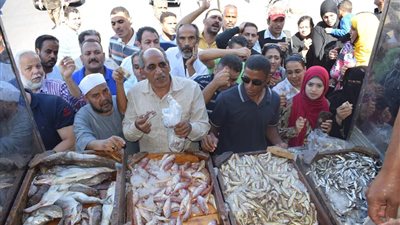 بالصور.. إقبال الأهالي على الأسماك بمنفذ الدهار في البحر الأحمر