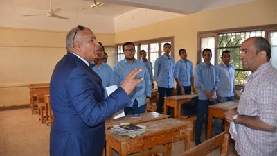 محافظ الوادي الجديد يكلف بتركيب أجهزة بصمة للطلاب بالمدارس