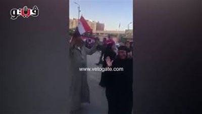 وصلة رقص على «تسلم الأيادي» قبل بدء الانتخابات أمام ستاد طنطا (فيديو)