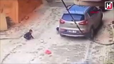 لحظة نجاة طفل من الموت بعدما دهسته والدته (فيديو)