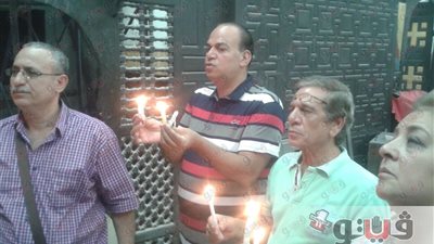 بالصور.. صلاة بالشموع بالكاتدرائية لتأبين الشهداء رغم منع الأمن