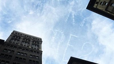 بالصور.. طلب زواج بسماء نيويورك يثير حيرة المارة