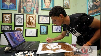 بالصور.. فنان إسكندراني يرسم لوحات باستخدام التبغ