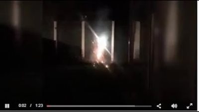 بالفيديو.. لحظة سقوط شظايا الألعاب النارية على امرأة