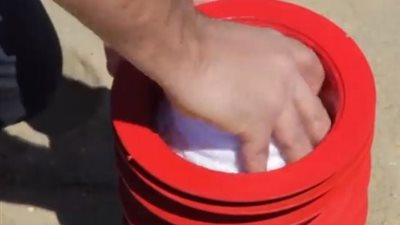 بالفيديو.. أفضل اختراع لحماية ممتلكاتك من السرقة على الشاطئ