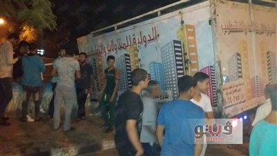 بالصور.. أمن الشرقية يحاول إنقاذ سيارة عالقة على بحر مويس