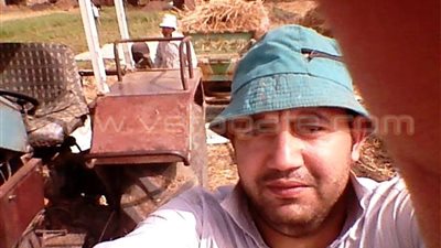 بالصور.. شاب يلتقط سيلفي «حصاد القمح» بالمنوفية