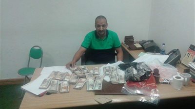 بالصور.. إحباط تهريب 290 ألف جنيه داخل علبة كعك بمطار برج العرب