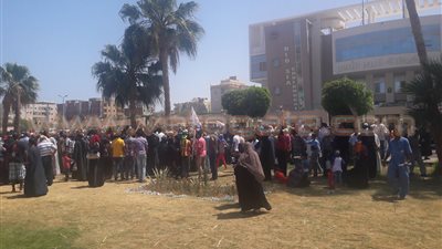 بالصور.. محتجون بالبحر الأحمر يطالبون المحافظ بتسليم أراضي الجمعيات