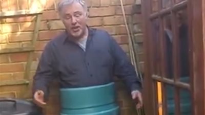 رجل محاصر داخل برميل يثير ضحك أسرته (فيديو)