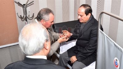 يوم ساخن في ماراثون تلقي طلبات راغبي الترشح لرئاسة الجمهورية.. «السيسي» يخضع للكشف الطبي.. منح قطعة أرض لكل أسرة آخر «افتكاسات» مرشح محتمل.. وبيان من القوات المسلحة عن ترشيح «