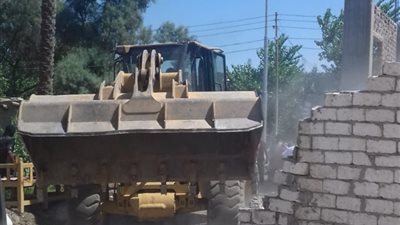 إزالة 14 حالة تعدي على أراضي الإصلاح الزراعي شمال الأقصر (صور)