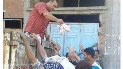 بالصور.. توزيع السكر المدعم في سيارات القمامة بدمياط