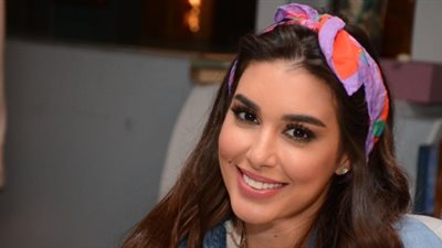 ياسمين صبري في بريطانيا للعلاج من الرباط الصليبي