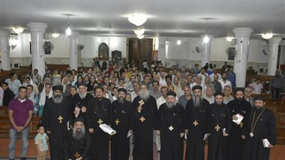 بالصور.. أسقف نقادة بقنا يوزع شهادات الكورس المشورة الأسرية