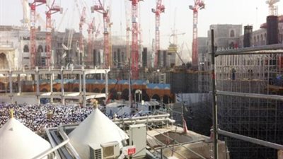 بالصور.. توسعات الحرم المكي على مر العصور.. عمر بن الخطاب يحيط المسجد بسور قصير.. وعثمان بن عفان يزيد من مساحته.. الوليد بن عبدالملك أول من يدخل الأعمدة.. والسعودية تعيد تطويره لزيادة المساحة