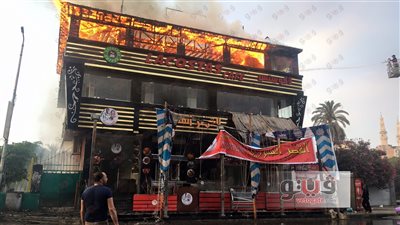 بالفيديو والصور.. حريق بمطعم «محمدين» وكافيه «لاكوستس» بالإسماعيلية.. الدفع بـ5 سيارات إطفاء لموقع الحادث.. المعاينة المبدئية: انفجار أسطوانة غاز بالكافيه وراء الحريق.. والخسائر تق