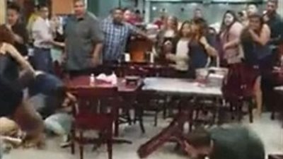 بالفيديو والصور.. مشاجرة بالأيدي في مطعم مكسيكي بسبب الصلصة