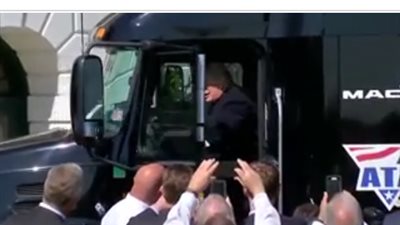 ترامب يبهر نشطاء فيس بوك بقيادة شاحنة