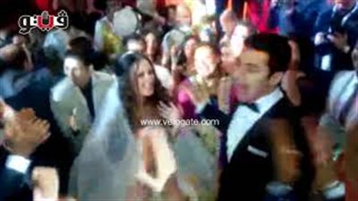بالفيديو.. محمد أنور يرقص مع عروسه في «الزفة»