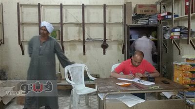 بالفيديو والصور.. الرقابة الإدارية تشن حملة على منافذ توزيع السلع بقنا