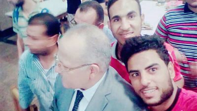 «الخشت» يتناول الإفطار مع طلبة المدينة الجامعية (صور)