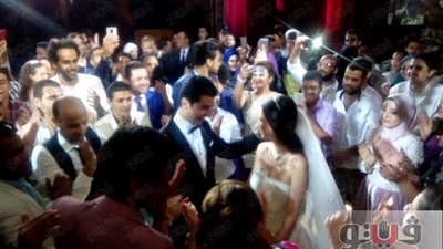 بالصور.. رقصة «سلو» لمحمد أنور وعروسه بحفل زفافهما