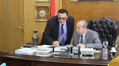 محافظ دمياط يناقش آليات انتداب الأطباء (صور)