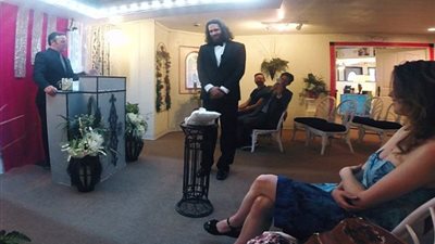 بالصور.. «زواج المجانين».. أمريكي يعقد قرانه على هاتفه المحمول.. هندية تقع في غرام ثعبان الكوبرا.. صيني يقيم حفل زفاف رومانسي مع دميته.. «وسادة» ترغم كوري على الزواج منها.. وسيدة ت