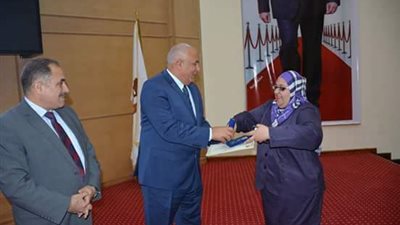 تكريم معلمة بالوادي الجديد مثلت مصر بالمنتدى العلمي في سنغافورة