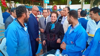 محافظ البحيرة تشارك العاملين بمصنع دلتا غاز إفطارهم السنوي